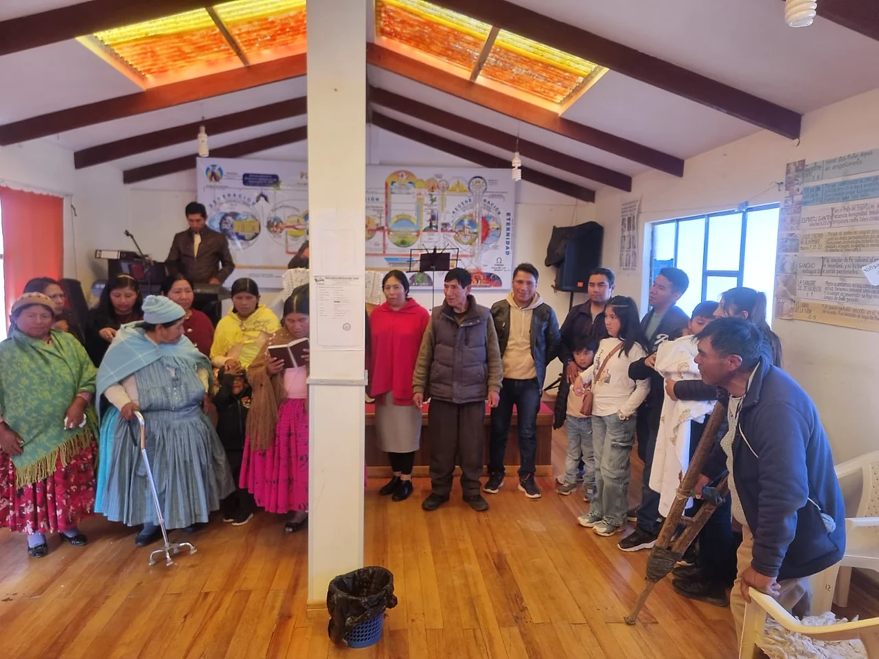 La congregación de Caracollo reunida dentro del templo