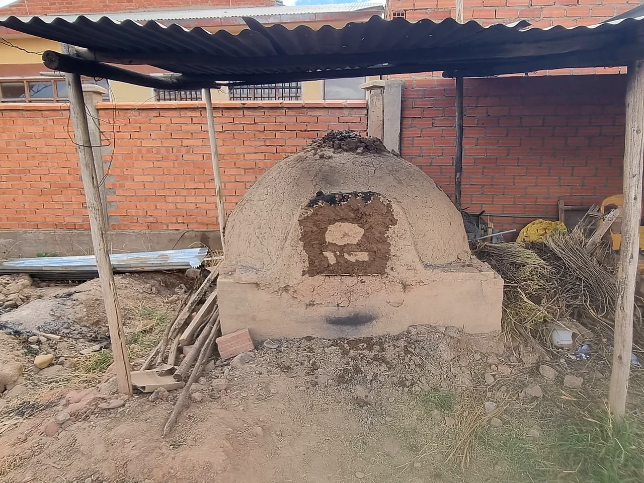 Horno de barro bajo el techo de calamina, en el patio del templo