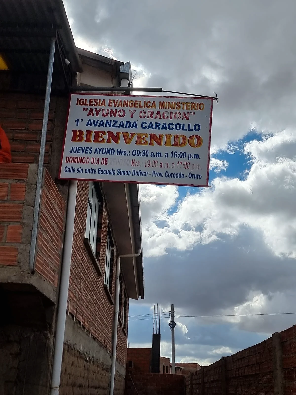 Letrero de bienvenida de la 1ª avanzada Caracollo con los horarios de jueves y domingo