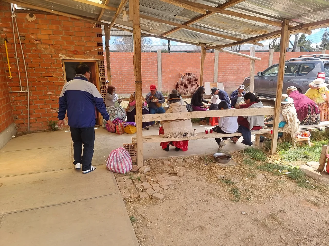 Hermanos compartiendo la comida en las mesas del patio techado