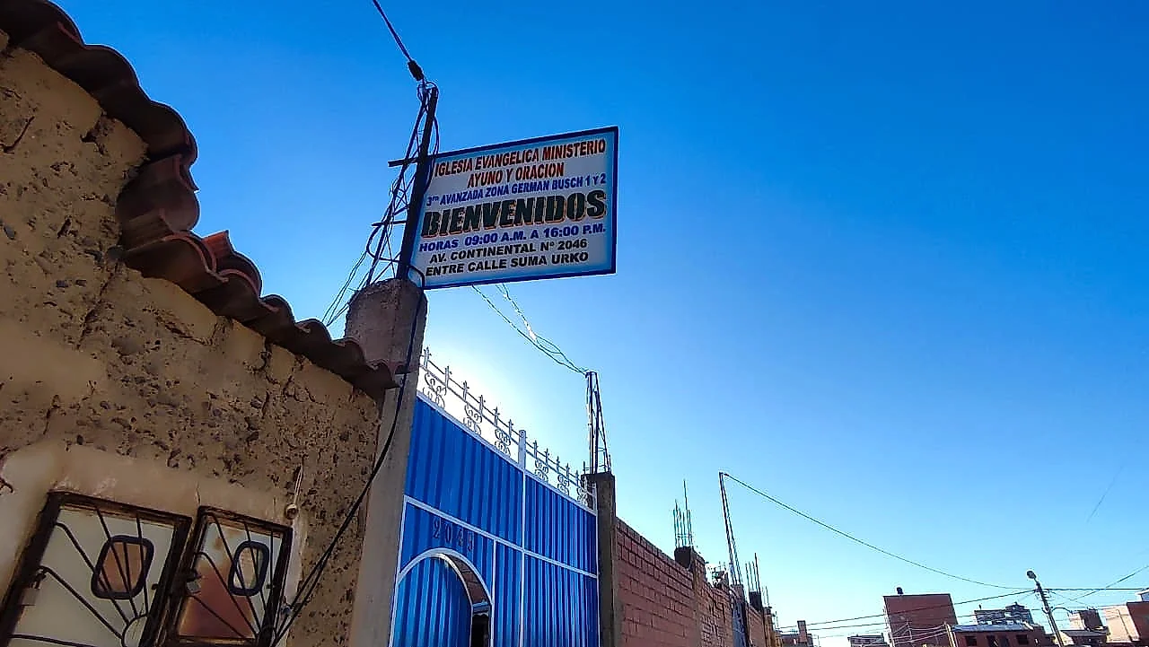 Letrero de bienvenida de la iglesia en la esquina del templo