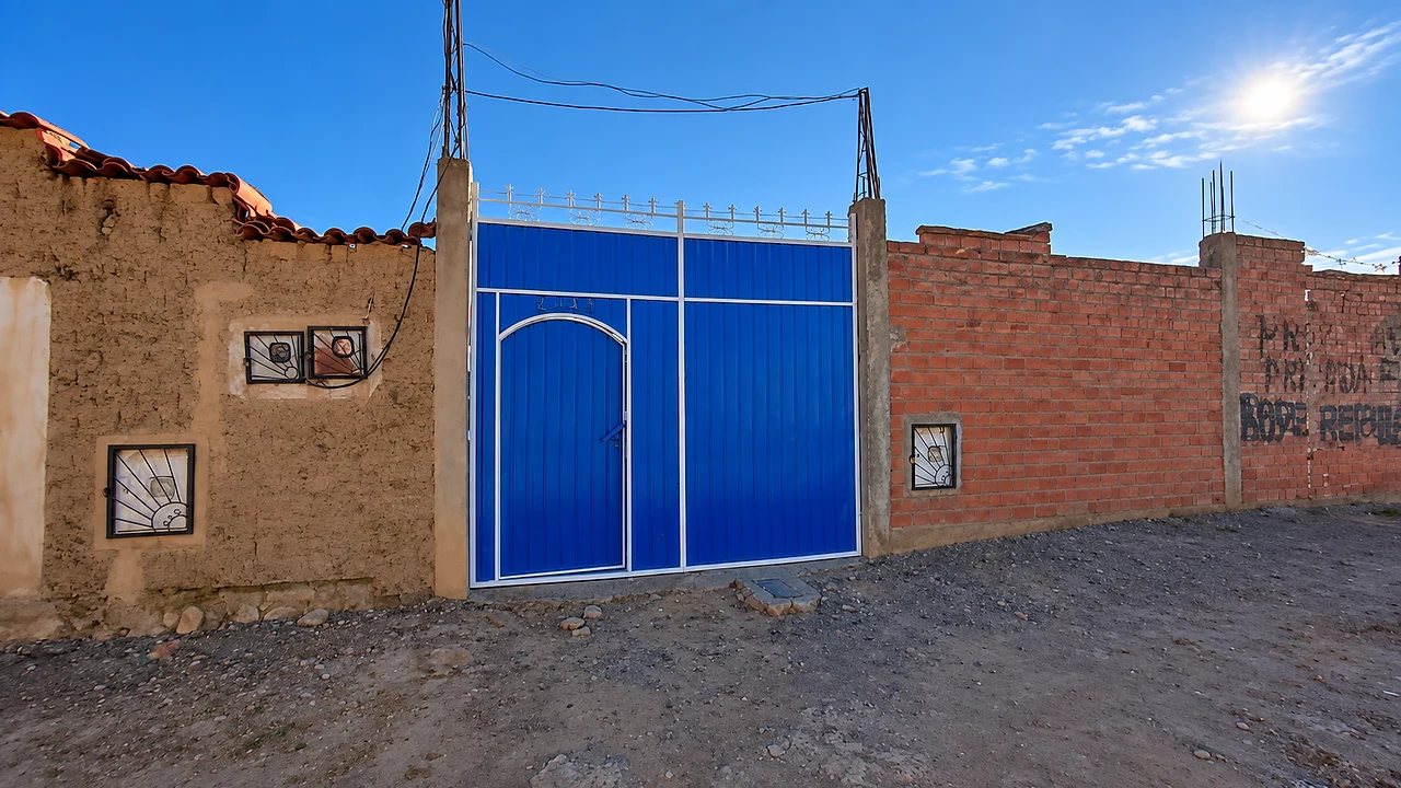 Portón azul de entrada al templo de Germán Busch